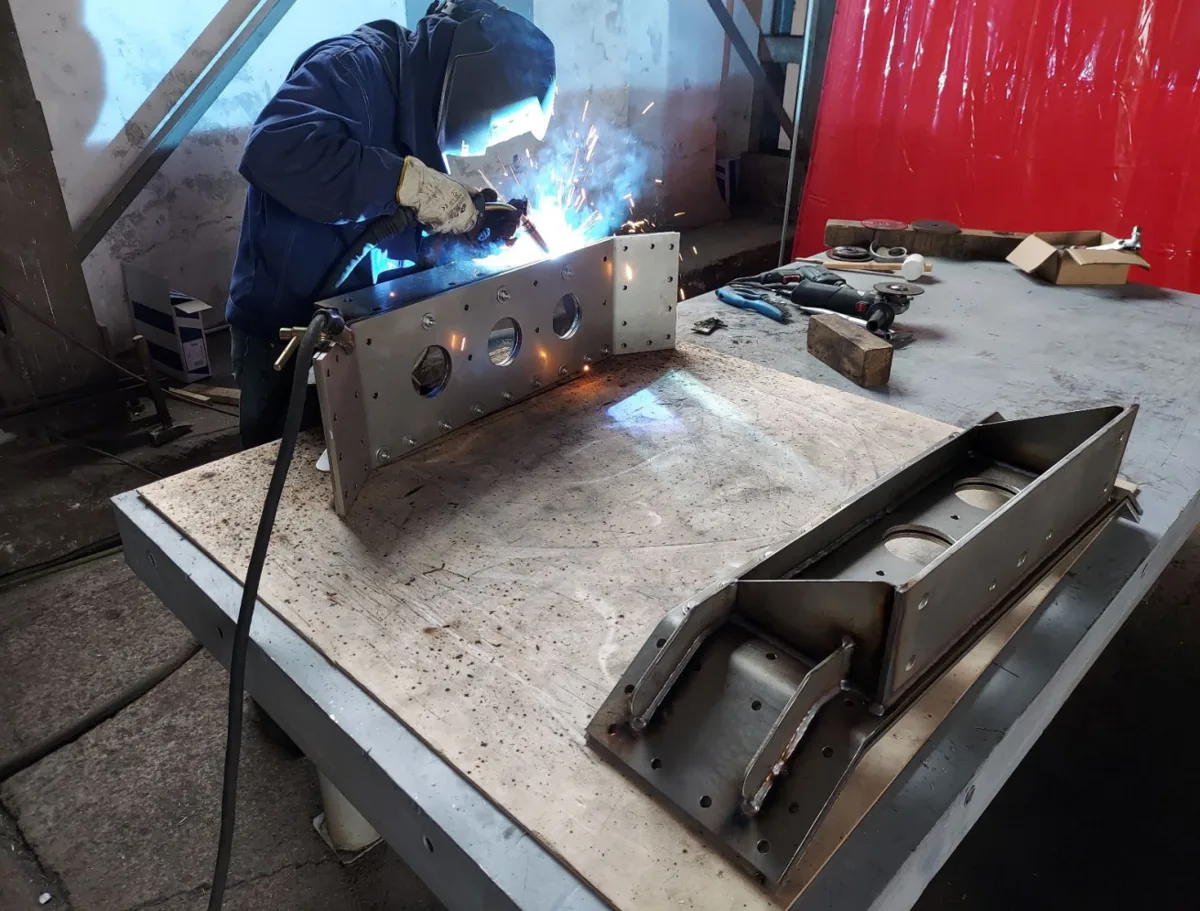 Zgarniacze z połączenia stali nierdzewnej i Hardoxu — produkcja i zabezpieczenie materiałów